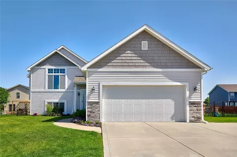 812 36th St SW, Bondurant, IA 50035
