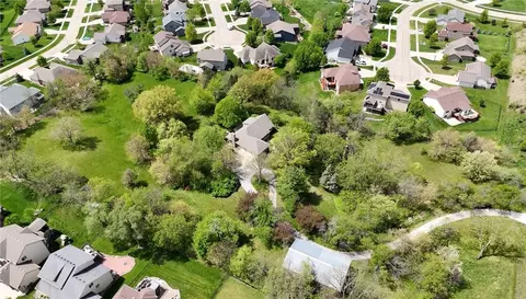 16800 Meredith Dr, Clive, IA 50325