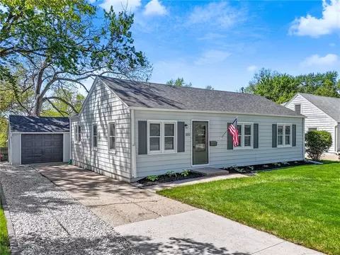1816 Vine St, West Des Moines, IA 50265