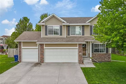 4018 152nd St, Urbandale, IA 50323