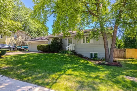 4467 Independence Dr, Pleasant Hill, IA 50327