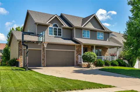 12421 Ridgemont Dr, Urbandale, IA 50323
