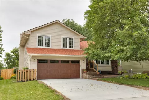 2804 Locust St, West Des Moines, IA 50265
