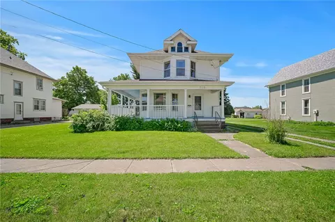719 S 3rd Ave E, Newton, IA 50208