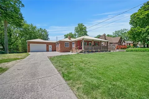 2104 E 29th St, Des Moines, IA 50317