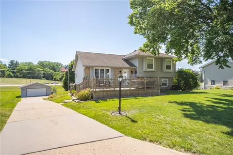 200 Pleasant St, Carlisle, IA 50047
