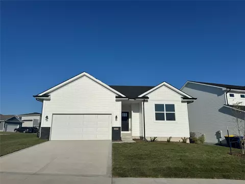 1135 Foxglove Rd, Pella, IA 50219
