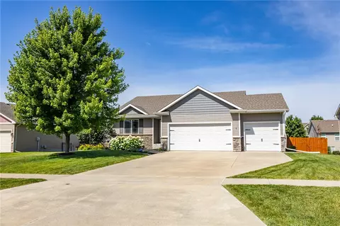 1312 90th St, West Des Moines, IA 50266