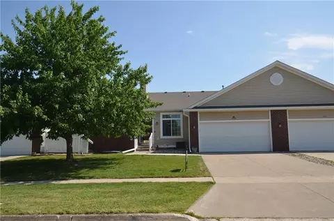 9508 White Oak Ln, Johnston, IA 50131