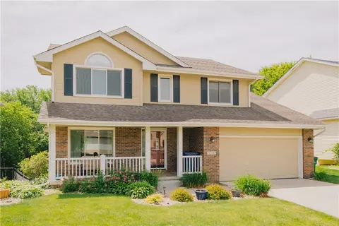 10124 Hickory Ln, Urbandale, IA 50322
