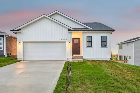 16605 Mill Pond Dr, Urbandale, IA 50323