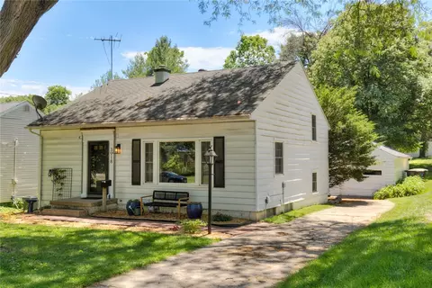 3918 Lincoln Place Dr, Des Moines, IA 50312