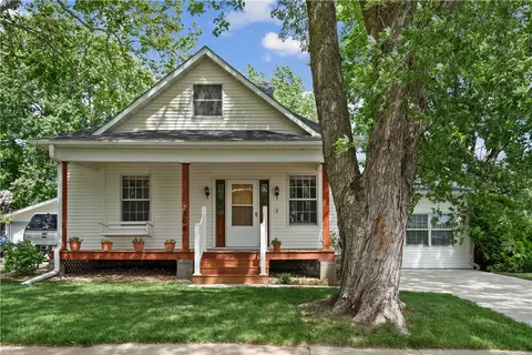 508 E 1st St, Pella, IA 50219