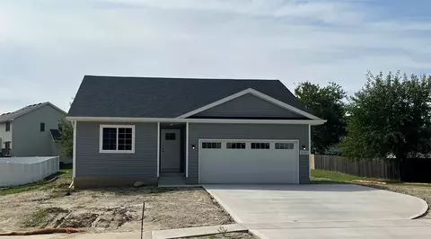 5555 E Oakwood Dr, Pleasant Hill, IA 50327
