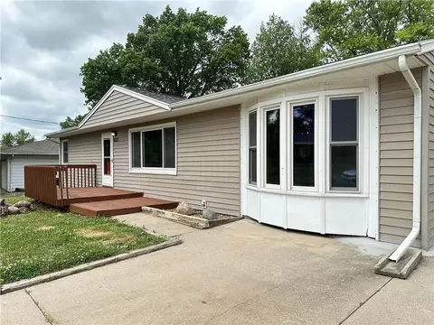 8052 Dema Dr, Des Moines, IA 50320