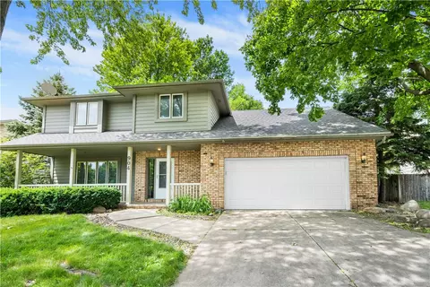 904 Prairie View Dr, West Des Moines, IA 50266