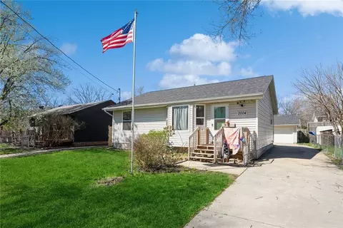 2004 E 39th St, Des Moines, IA 50317