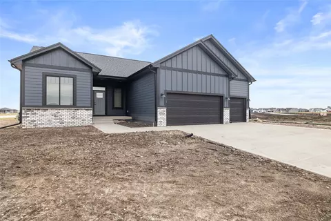 665 NW Concord Ln, Waukee, IA 50263