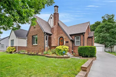 3105 E 9th St, Des Moines, IA 50316