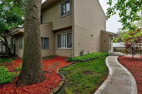 8306 Twana Dr, Urbandale, IA 50322