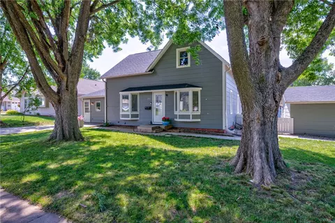 313 E 3rd St, Pella, IA 50219