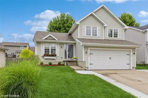 3401 Brook Ridge Ct, Des Moines, IA 50317