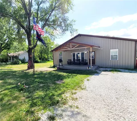 305 SW 1st St, Melcher Dallas, IA 50163