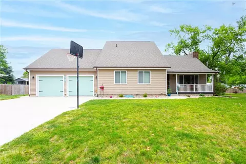 2418 Warford St, Perry, IA 50220