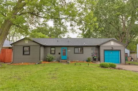 1414 68th St, Windsor Heights, IA 50324