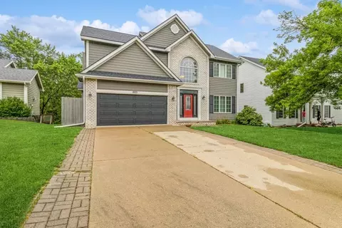 8821 Highland Oaks Dr, Johnston, IA 50131