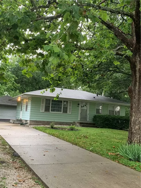 3832 E 25th St, Des Moines, IA 50317