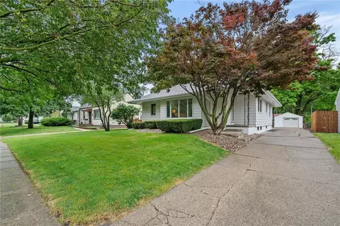 2212 51st St, Des Moines, IA 50310