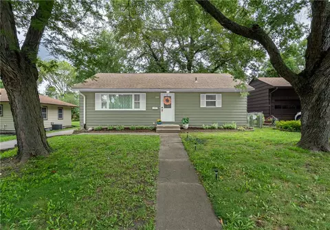 322 Hilltop Rd, Ames, IA 50014