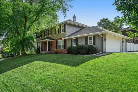 2805 Ashwood Dr, Urbandale, IA 50322