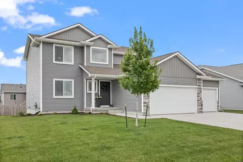 905 9th St, Waukee, IA 50263