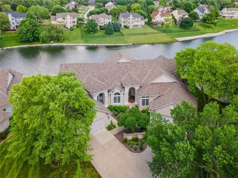 13563 Village Ct, Clive, IA 50325