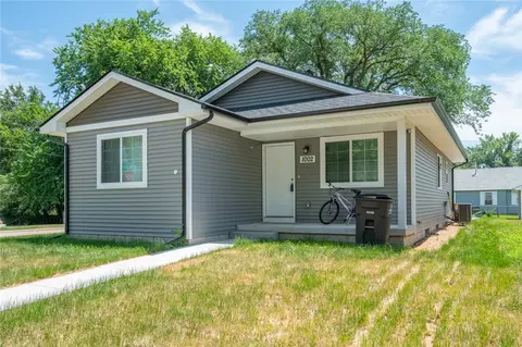 1002 Rittenhouse St, Des Moines, IA 50315