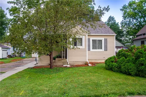 405 E 3rd St, Pella, IA 50219