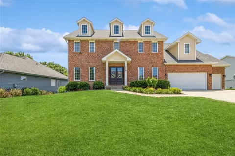9840 Hickory Dr, Urbandale, IA 50322