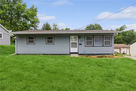 207 Pleasant View Dr, Des Moines, IA 50315