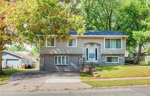 4120 72nd St, Urbandale, IA 50322