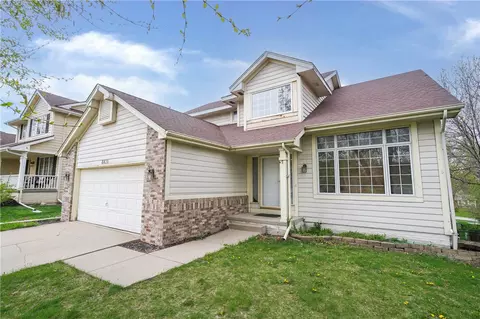 8831 Long Meadow Dr, Johnston, IA 50131