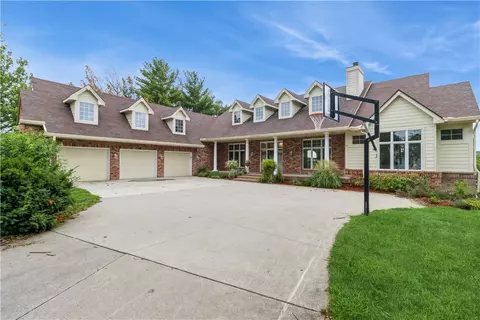 5535 Little Leaf Trl, West Des Moines, IA 50266