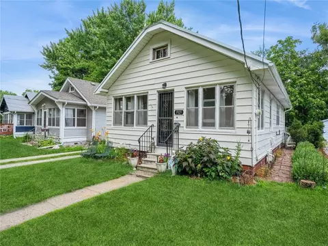 3923 Cambridge St, Des Moines, IA 50313