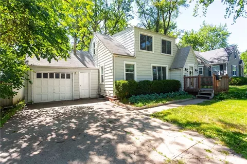 3920 70th St, Urbandale, IA 50322
