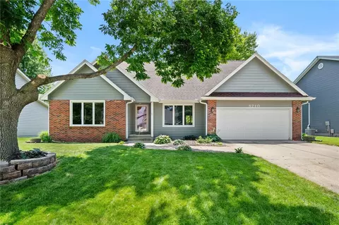 8210 Northview Dr, Urbandale, IA 50322