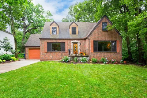 6020 Waterbury Cir, Des Moines, IA 50312