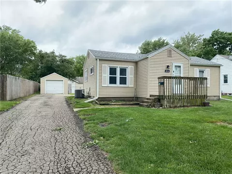 3916 68th St, Urbandale, IA 50322