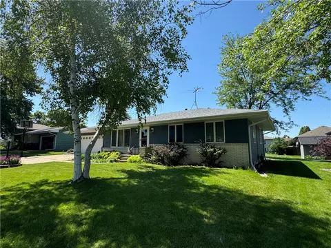 404 Prairie Dr, Monroe, IA 50170