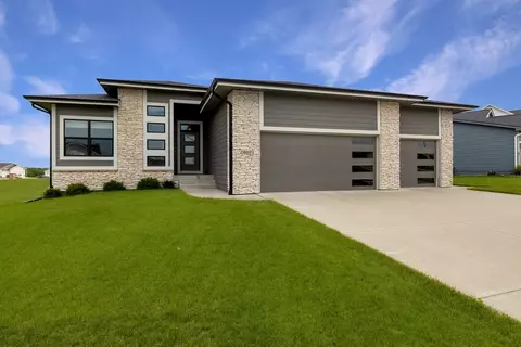 16601 Walnut Meadows Dr, Urbandale, IA 50323